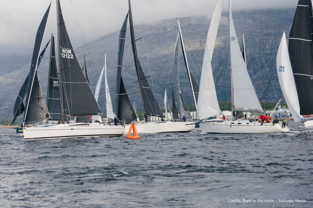 Startlinje under Race to the Arctic med SMark som pin-end foran feltet